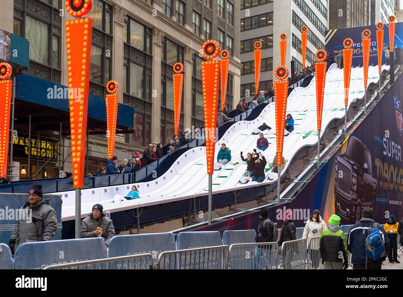 Il tobaggan Run al Super Bowl Boulevard a Times Square, New York City, 2014. Denver Broncos V Seattle Seahawks. Foto Stock