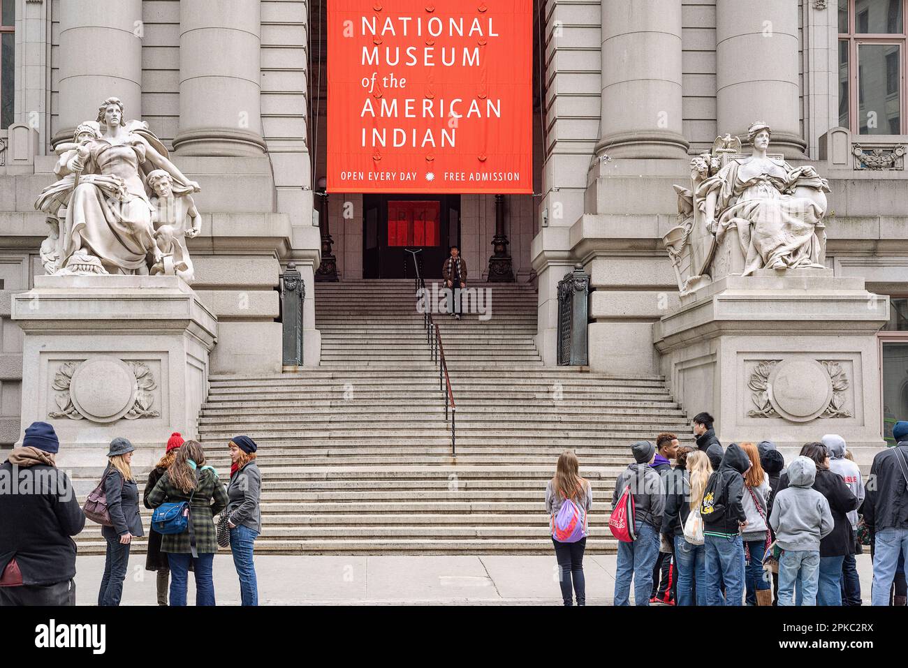 Folle che aspettano fuori dal Museo Nazionale degli Indiani d'America a New York City. Foto Stock