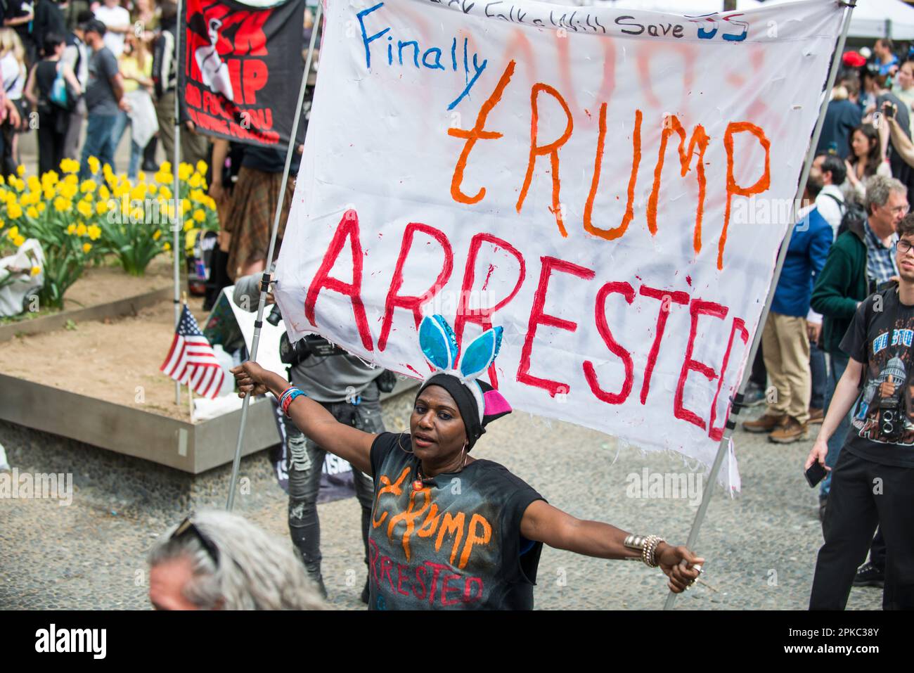 Gli anti-sostenitori di Donald J Trump si sono radunati al di fuori del Manhattan Criminal Court House, New York, durante l’arruolamento di Trump il 04 aprile 2023. Foto Stock