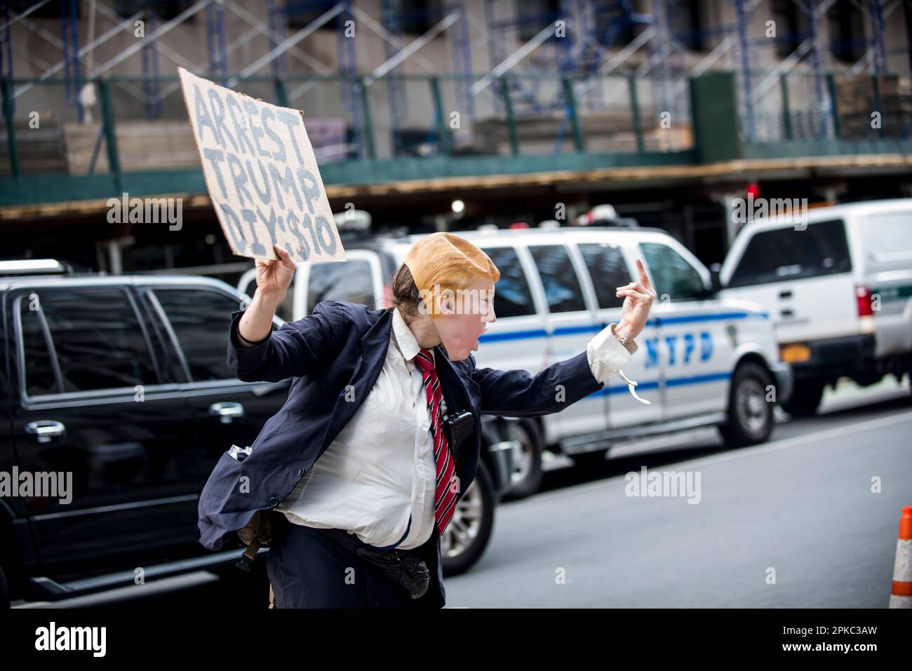 Il sosia anti-Trump dimostra al di fuori del Manhattan Criminal Court House, NYC, durante l’arraignment di Trump il 04 aprile 2023. Foto Stock