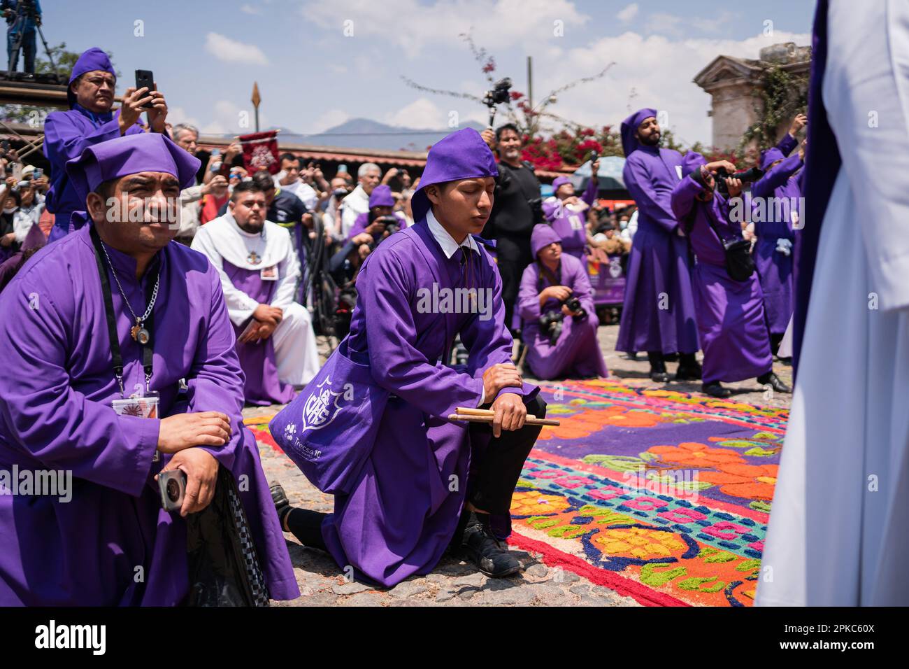 Antigua Guatemala, Guatemala. 06th Apr, 2023. Centinaia di cattolici della chiesa di San Francisco visti durante la processione del Giovedì Santo. La processione di Gesù del perdono dalla Chiesa di San Francisco ad Antigua Guatemala si è svolta il Giovedì Santo. La tradizione delle processioni della settimana Santa in Guatemala è stata recentemente dichiarata patrimonio culturale immateriale dell'umanità dall'UNESCO. Credit: SOPA Images Limited/Alamy Live News Foto Stock