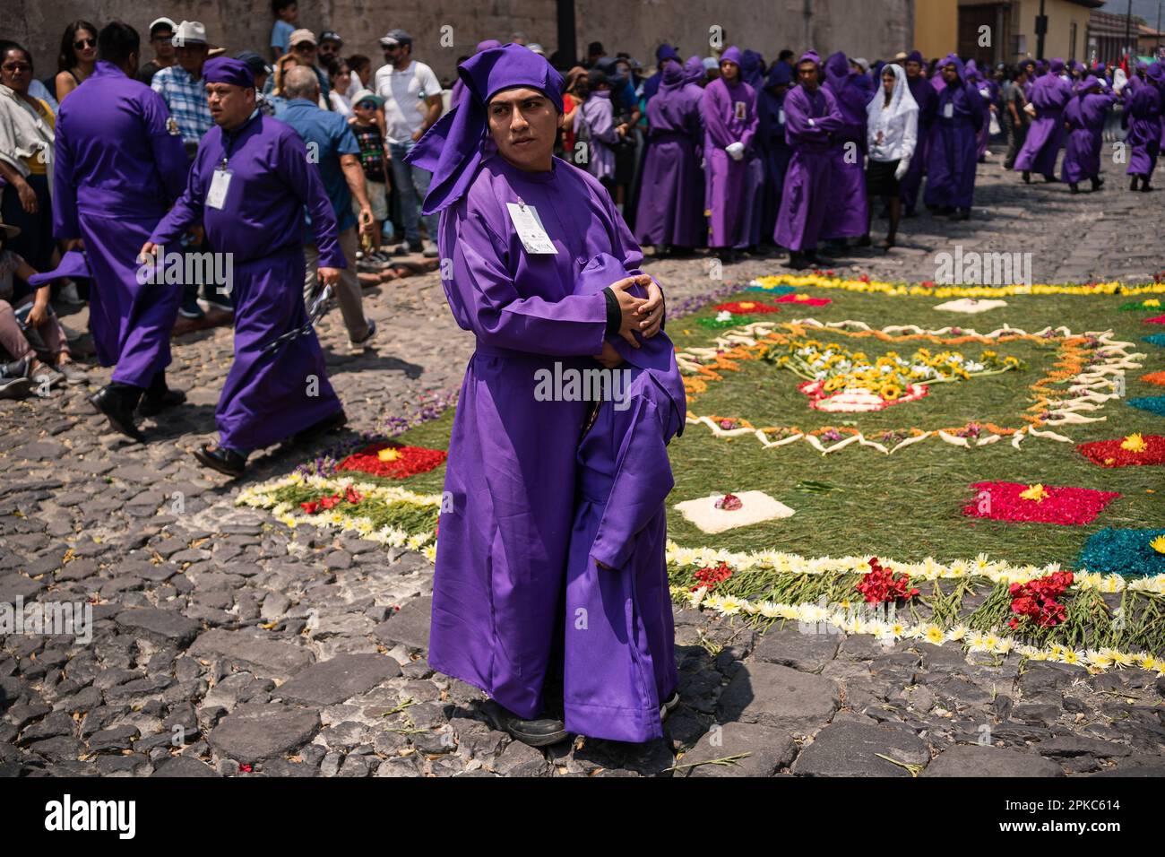 Antigua Guatemala, Guatemala. 06th Apr, 2023. L'uomo abbraccia suo figlio durante una processione dalla chiesa di San Francisco, il Giovedì Santo ad Antigua, si è tenuta la Processione di Gesù del perdono dalla chiesa di San Francisco ad Antigua Guatemala il Giovedì Santo. La tradizione delle processioni della settimana Santa in Guatemala è stata recentemente dichiarata patrimonio culturale immateriale dell'umanità dall'UNESCO. Credit: SOPA Images Limited/Alamy Live News Foto Stock