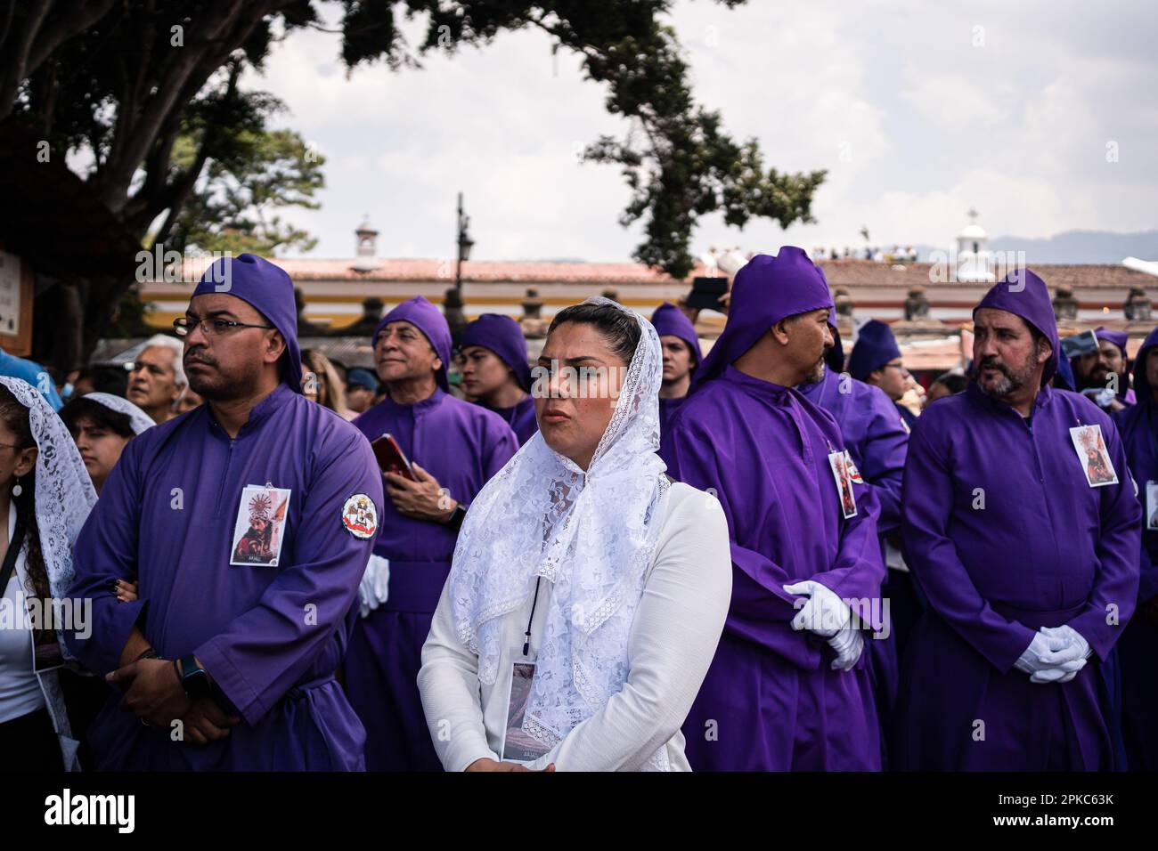 Antigua Guatemala, Guatemala. 06th Apr, 2023. I cattolici della chiesa di San Francisco guardano alla processione del Giovedì Santo. La processione di Gesù del perdono dalla Chiesa di San Francisco ad Antigua Guatemala si è svolta il Giovedì Santo. La tradizione delle processioni della settimana Santa in Guatemala è stata recentemente dichiarata patrimonio culturale immateriale dell'umanità dall'UNESCO. (Foto di Diego Radames/SOPA Images/Sipa USA) Credit: Sipa USA/Alamy Live News Foto Stock