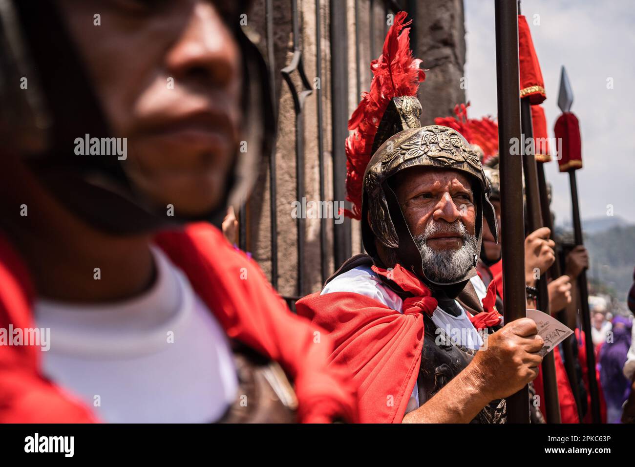 Antigua Guatemala, Guatemala. 06th Apr, 2023. Gli uomini vestiti come Romani partecipano alla processione del Giovedì Santo. La processione di Gesù del perdono dalla Chiesa di San Francisco ad Antigua Guatemala si è svolta il Giovedì Santo. La tradizione delle processioni della settimana Santa in Guatemala è stata recentemente dichiarata patrimonio culturale immateriale dell'umanità dall'UNESCO. (Foto di Diego Radames/SOPA Images/Sipa USA) Credit: Sipa USA/Alamy Live News Foto Stock