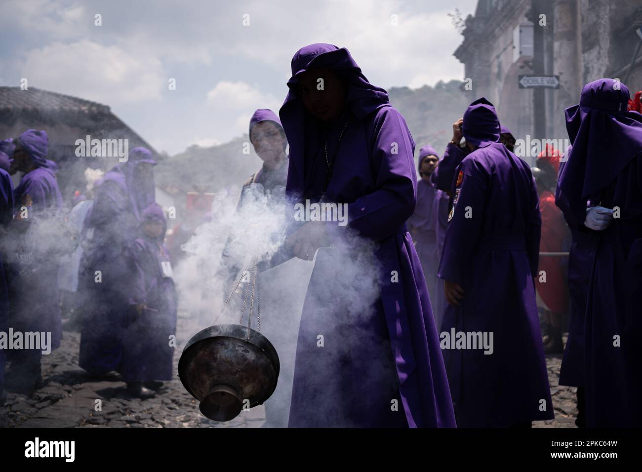 Antigua Guatemala, Guatemala. 06th Apr, 2023. L'uomo fuma incenso lungo il percorso della processione della chiesa di San Francisco, il Giovedì Santo ad Antigua. La processione di Gesù del perdono dalla Chiesa di San Francisco ad Antigua Guatemala si è svolta il Giovedì Santo. La tradizione delle processioni della settimana Santa in Guatemala è stata recentemente dichiarata patrimonio culturale immateriale dell'umanità dall'UNESCO. (Foto di Diego Radames/SOPA Images/Sipa USA) Credit: Sipa USA/Alamy Live News Foto Stock