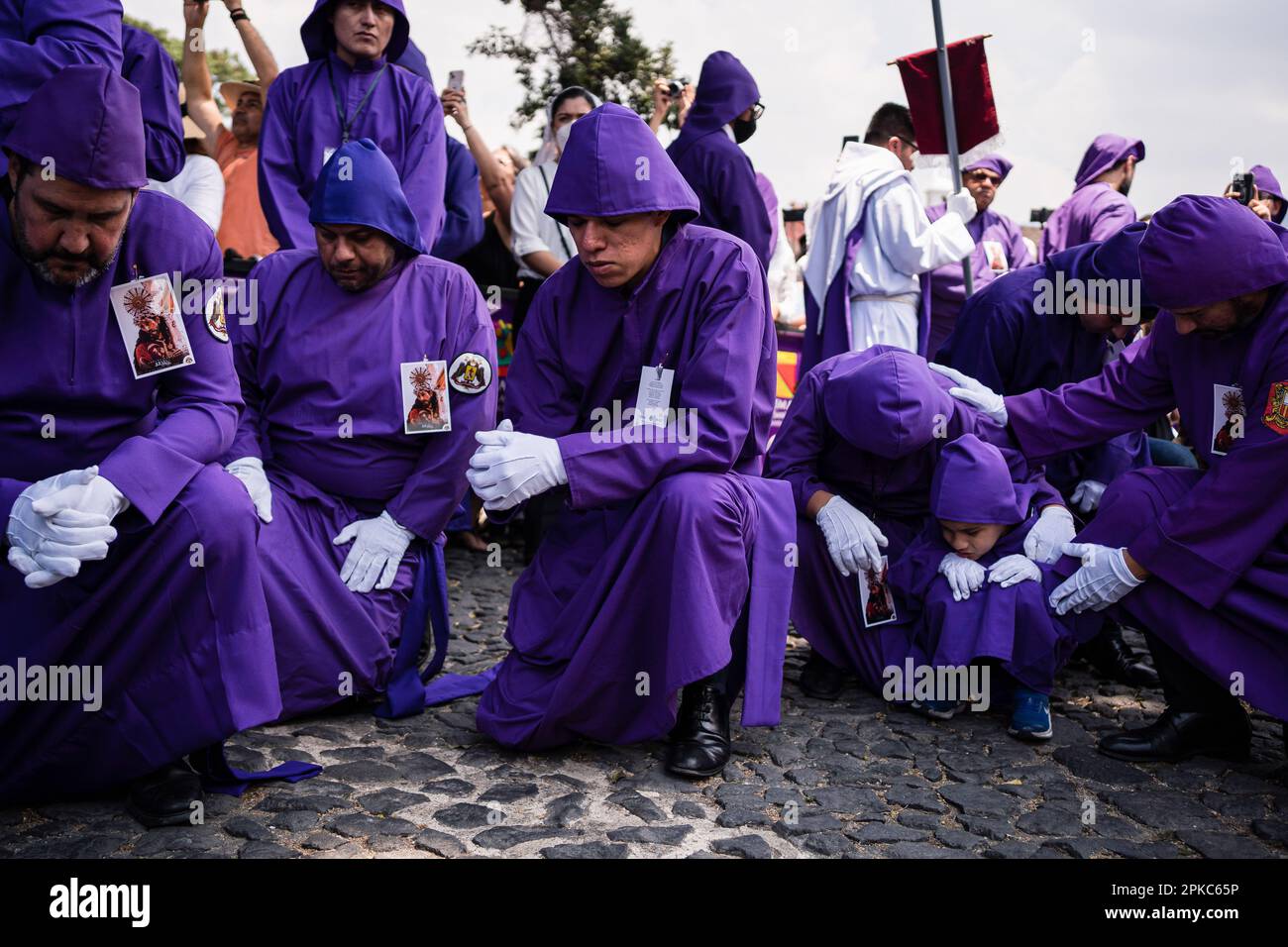 Antigua Guatemala, Guatemala. 06th Apr, 2023. I cattolici della chiesa di San Francisco guardano alla processione del Giovedì Santo. La processione di Gesù del perdono dalla Chiesa di San Francisco ad Antigua Guatemala si è svolta il Giovedì Santo. La tradizione delle processioni della settimana Santa in Guatemala è stata recentemente dichiarata patrimonio culturale immateriale dell'umanità dall'UNESCO. (Foto di Diego Radames/SOPA Images/Sipa USA) Credit: Sipa USA/Alamy Live News Foto Stock