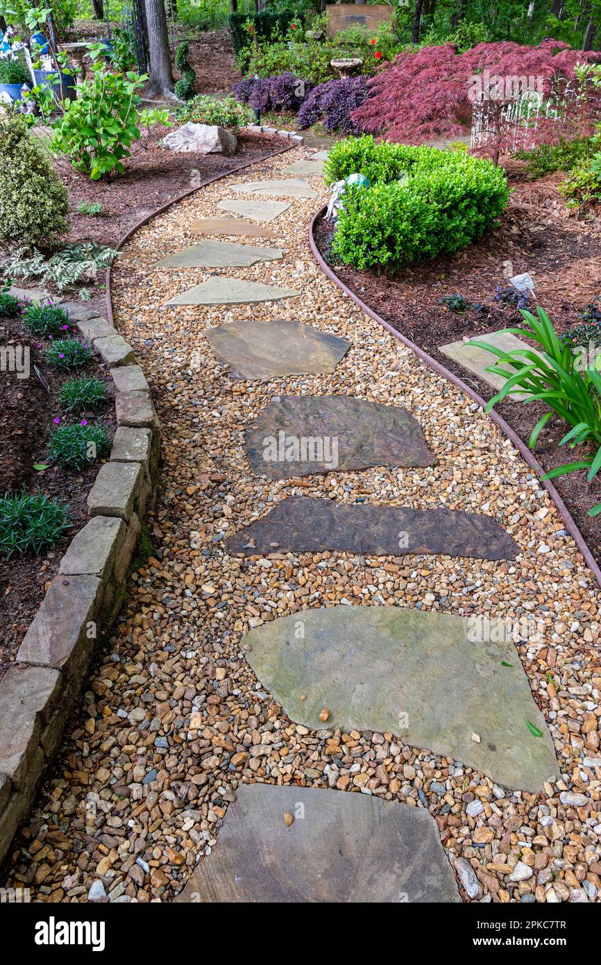 Lussureggiante casa giardino e passerella di pietra che mostra bella paesaggio residenziale a Montgomery Alabama, USA. Foto Stock