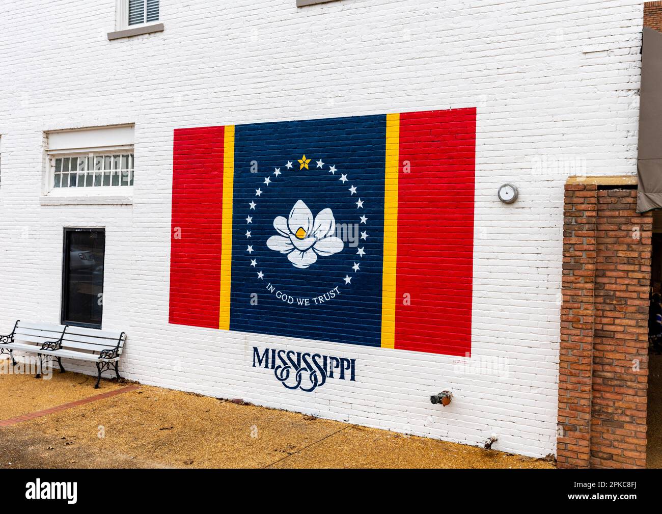 Tupelo, MS - Gennaio 2023: Bandiera dello Stato del Mississippi sul lato dell'edificio in mattoni Foto Stock