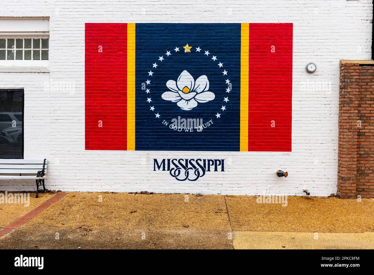 Tupelo, MS - Gennaio 2023: Bandiera dello Stato del Mississippi sul lato dell'edificio in mattoni Foto Stock