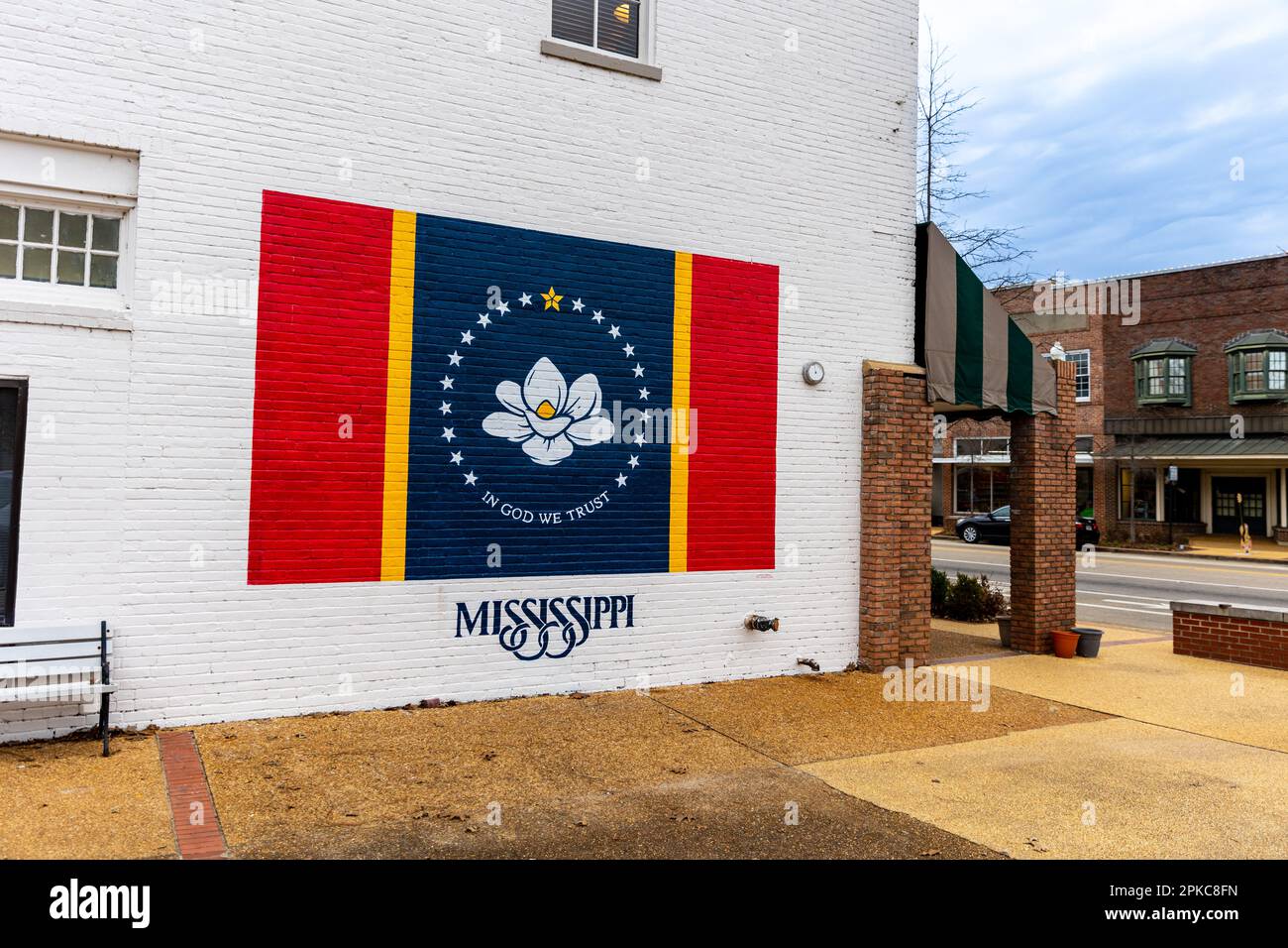 Tupelo, MS - Gennaio 2023: Bandiera dello Stato del Mississippi sul lato dell'edificio in mattoni Foto Stock