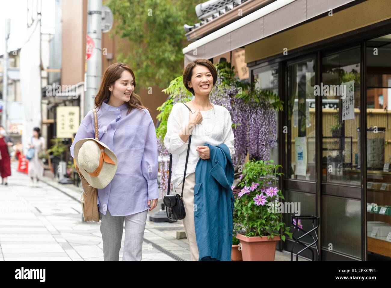 Donne che visitano Foto Stock