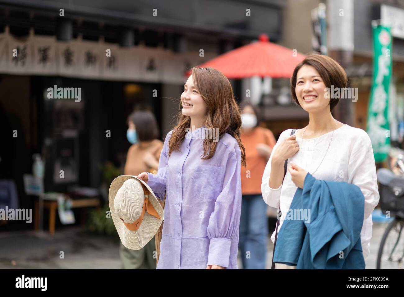 Donne che visitano Foto Stock