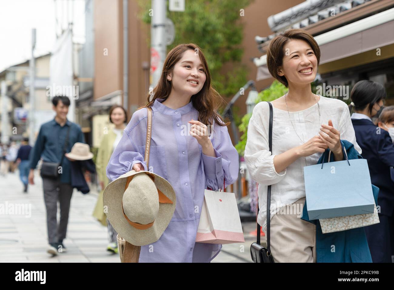 Donne che visitano Foto Stock