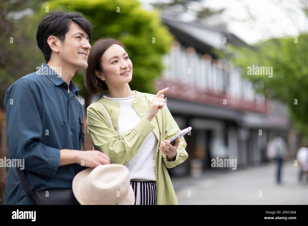 Uomini e donne che visitano Foto Stock