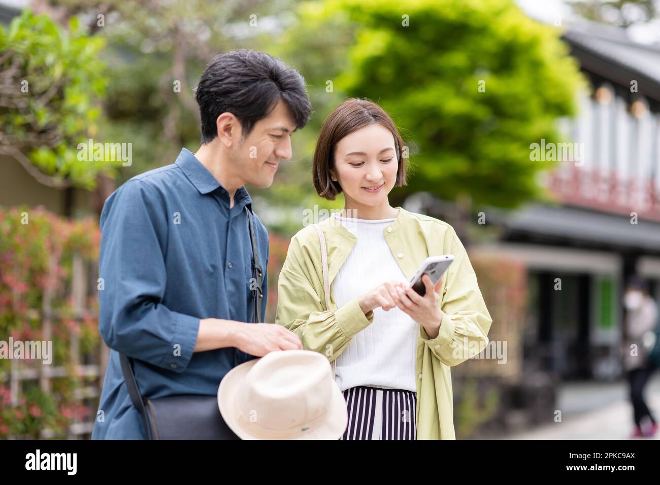 Uomini e donne che visitano Foto Stock