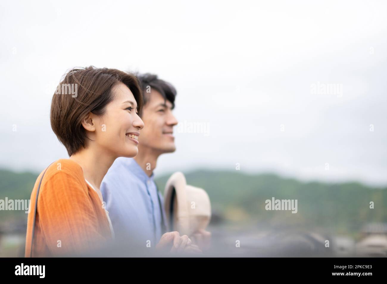 Uomini e donne che visitano Foto Stock