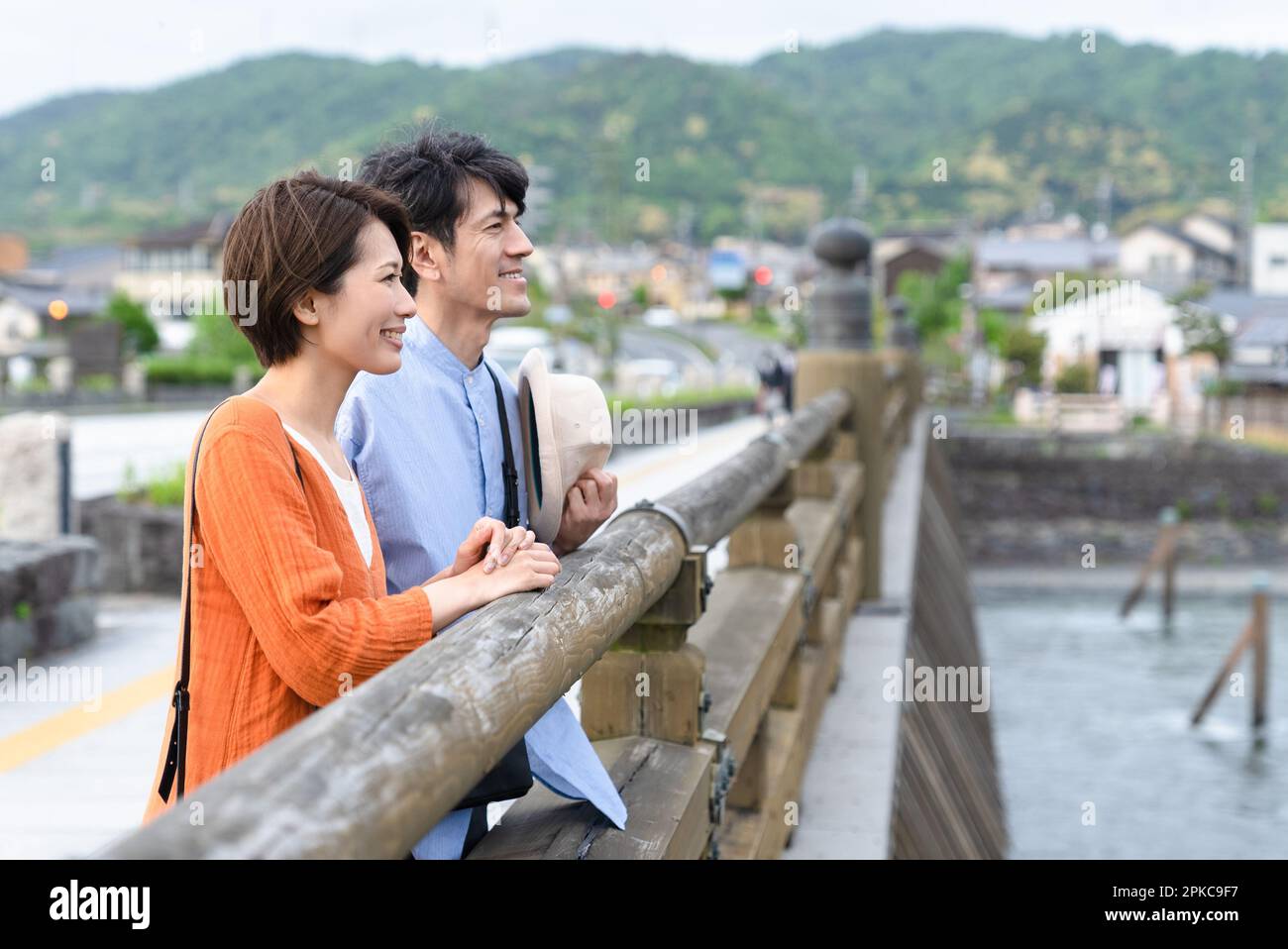 Uomini e donne che visitano Foto Stock