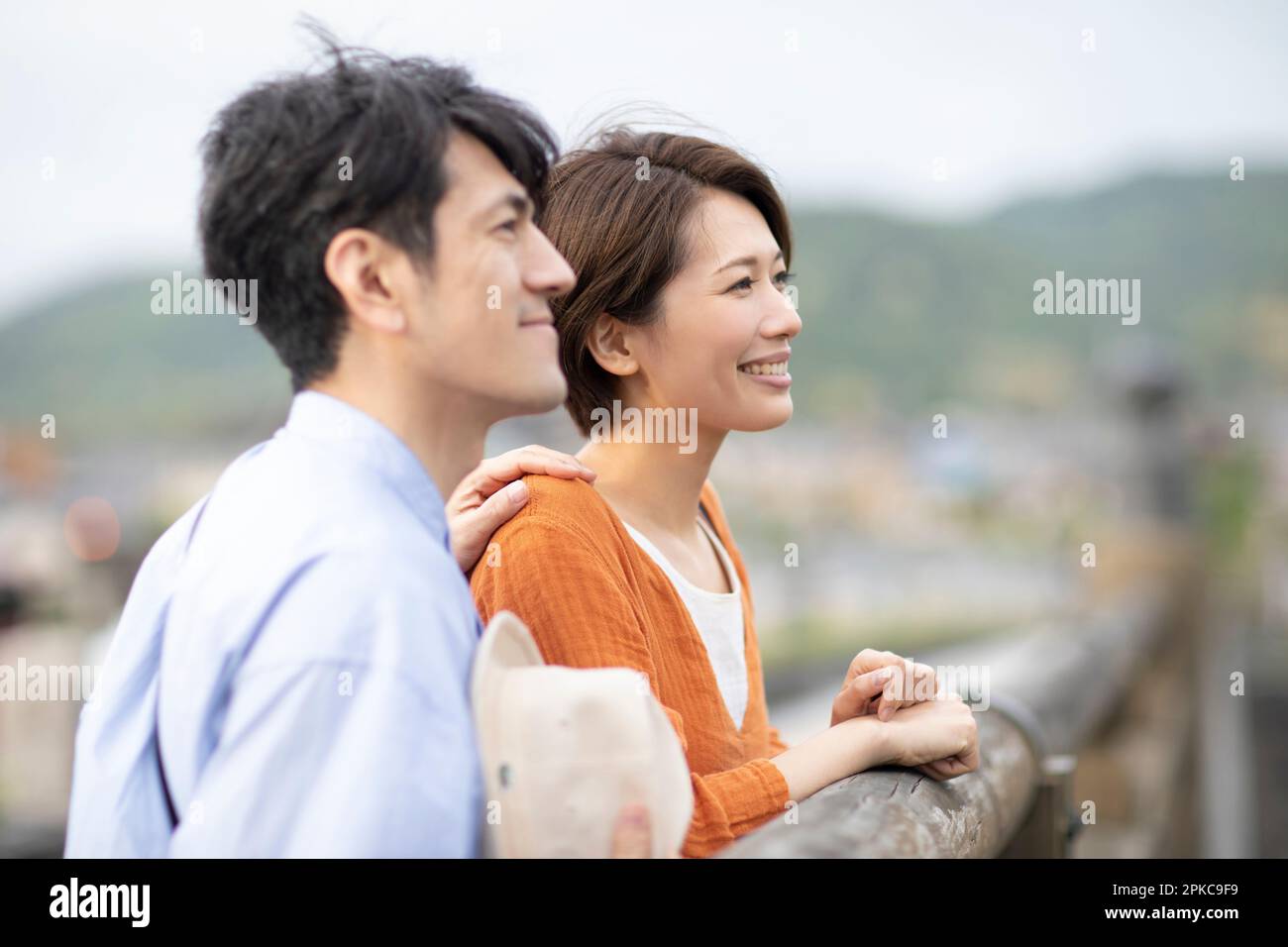 Uomini e donne che visitano Foto Stock