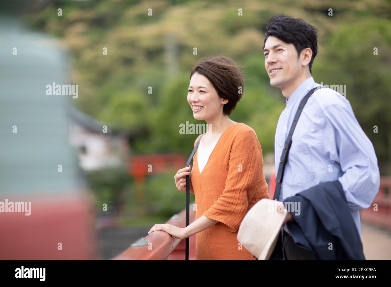 Uomini e donne che visitano Foto Stock