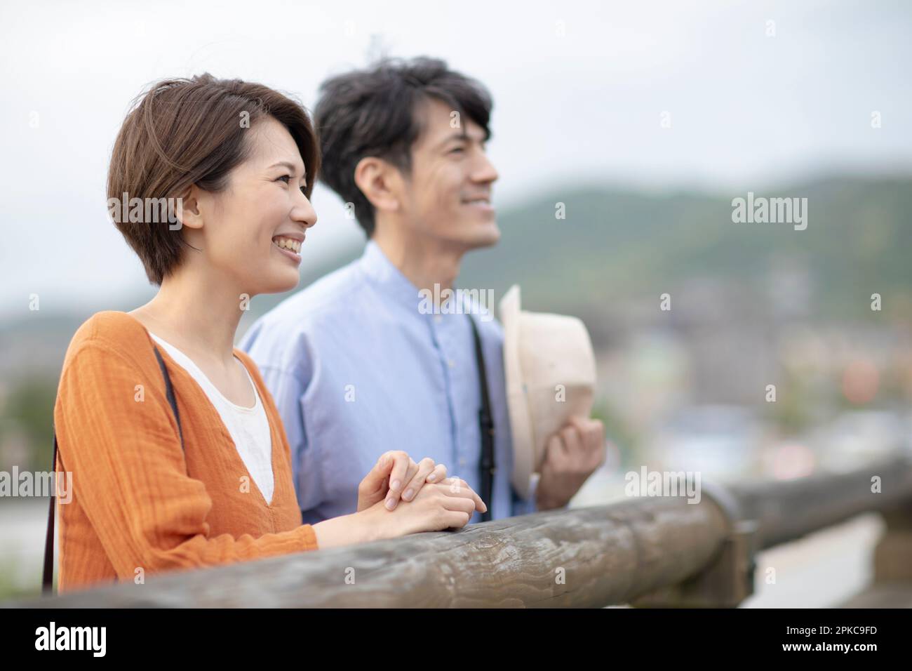 Uomini e donne che visitano Foto Stock