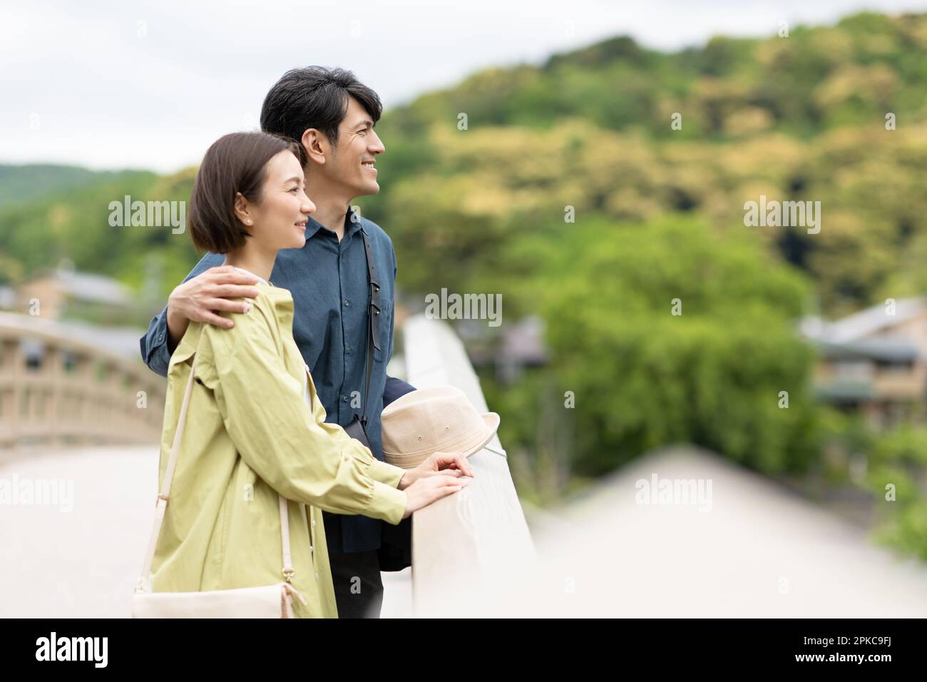 Uomini e donne che visitano Foto Stock