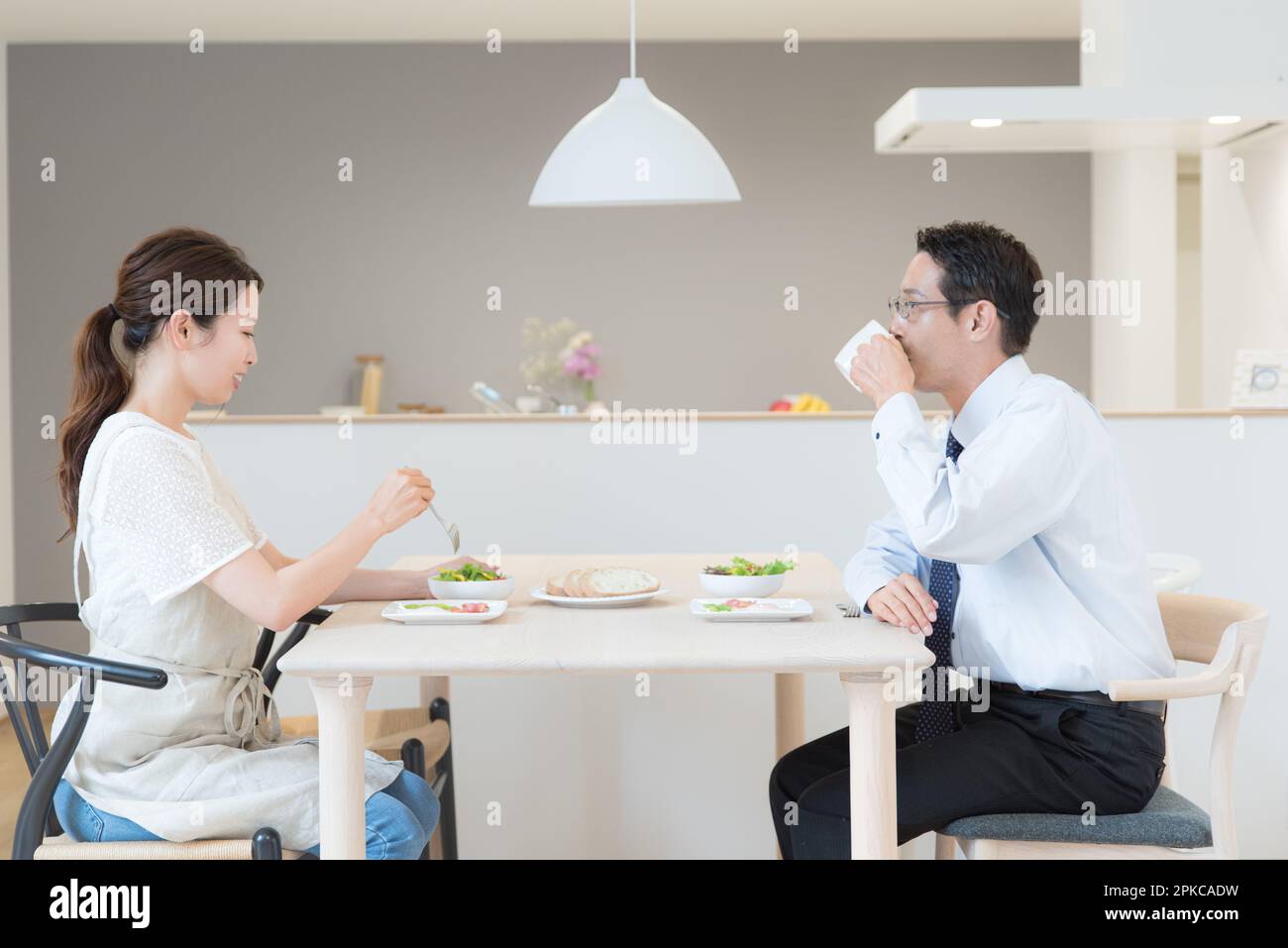 Coppia che mangia un pasto Foto Stock
