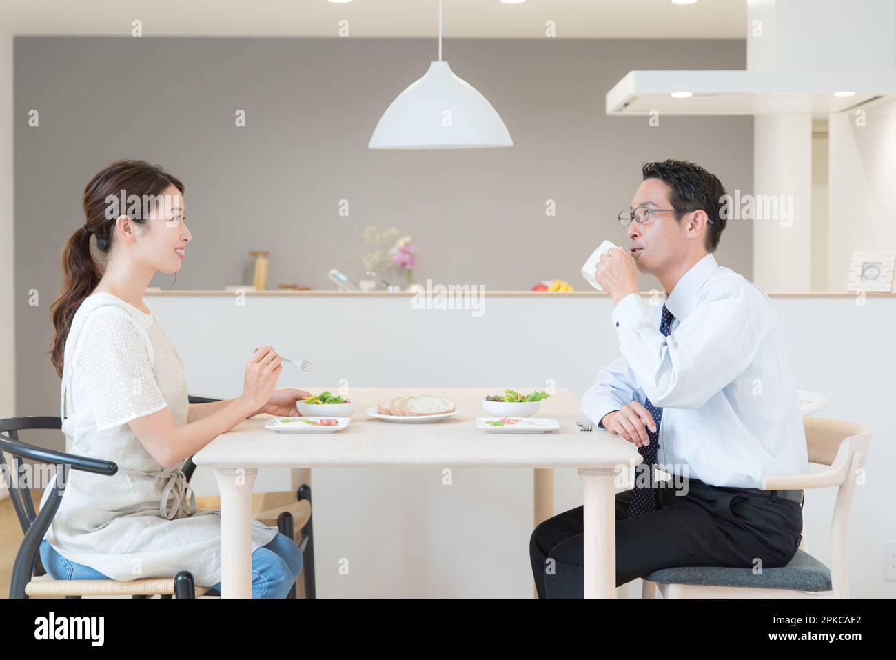 Coppia che mangia un pasto Foto Stock