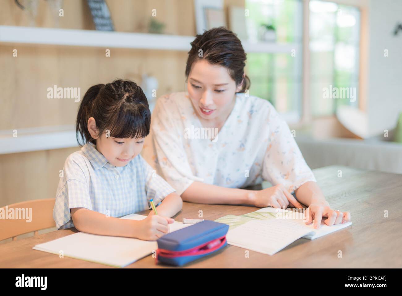 Studia la ragazza e sua madre Foto Stock