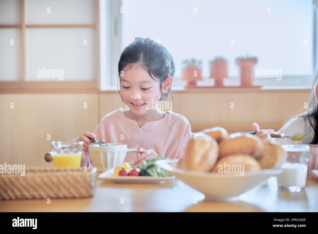 Sorelle che mangiano la colazione Foto Stock