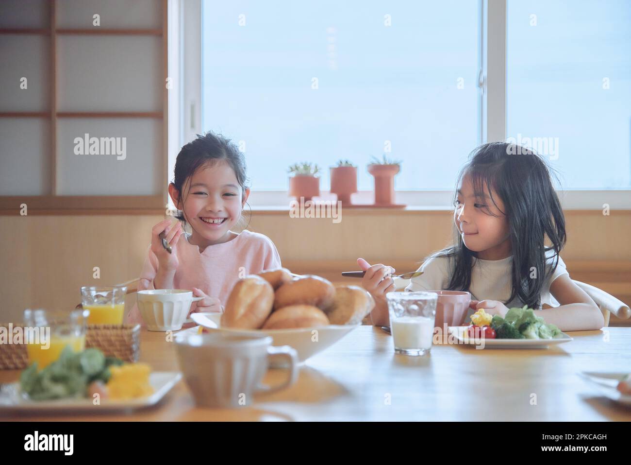 Sorelle che mangiano la colazione Foto Stock