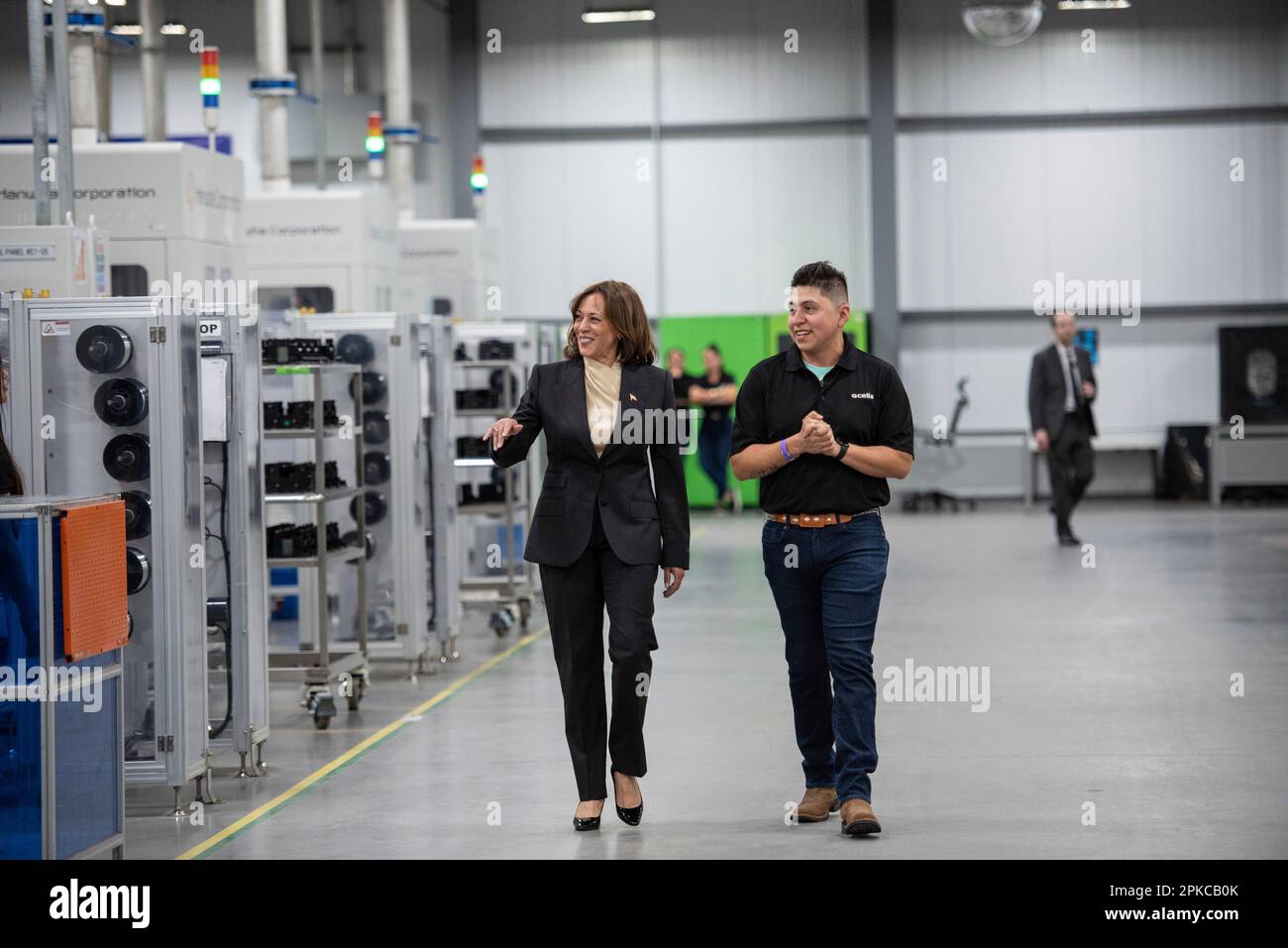 Il Vice Presidente degli Stati Uniti Kamala Harris tours Qcells, un produttore di pannelli solari a Dalton, Georgia giovedì 6 aprile 2023. Il VP Harris formulerà le sue osservazioni sull'agenda di Biden-Harris Administrationâs investire in America prima di ritornare a Washington, DC nel pomeriggio. Credito: Riso/piscina Andi tramite CNP Foto Stock