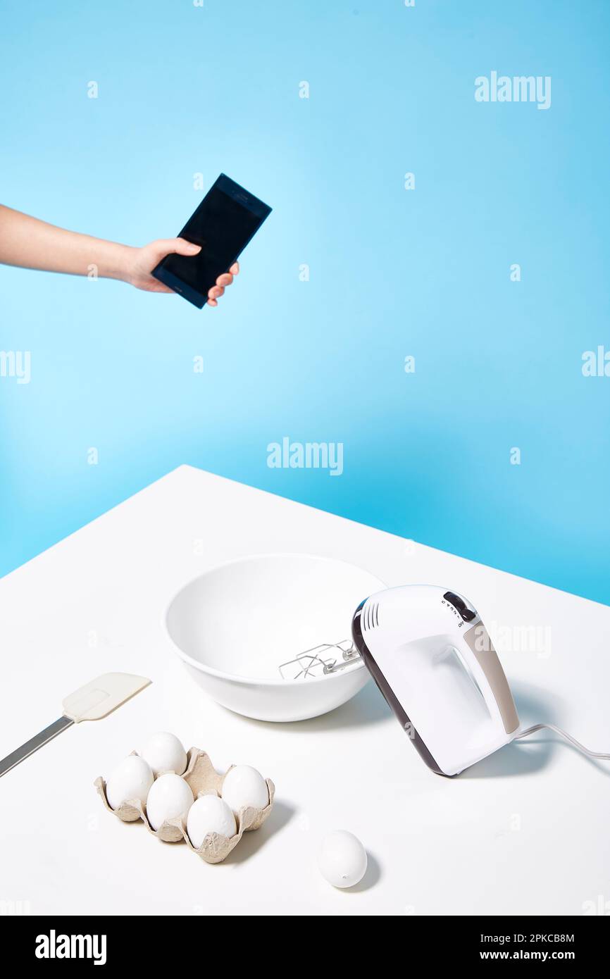 Controllo del tempo di cottura con uno smartphone Foto Stock