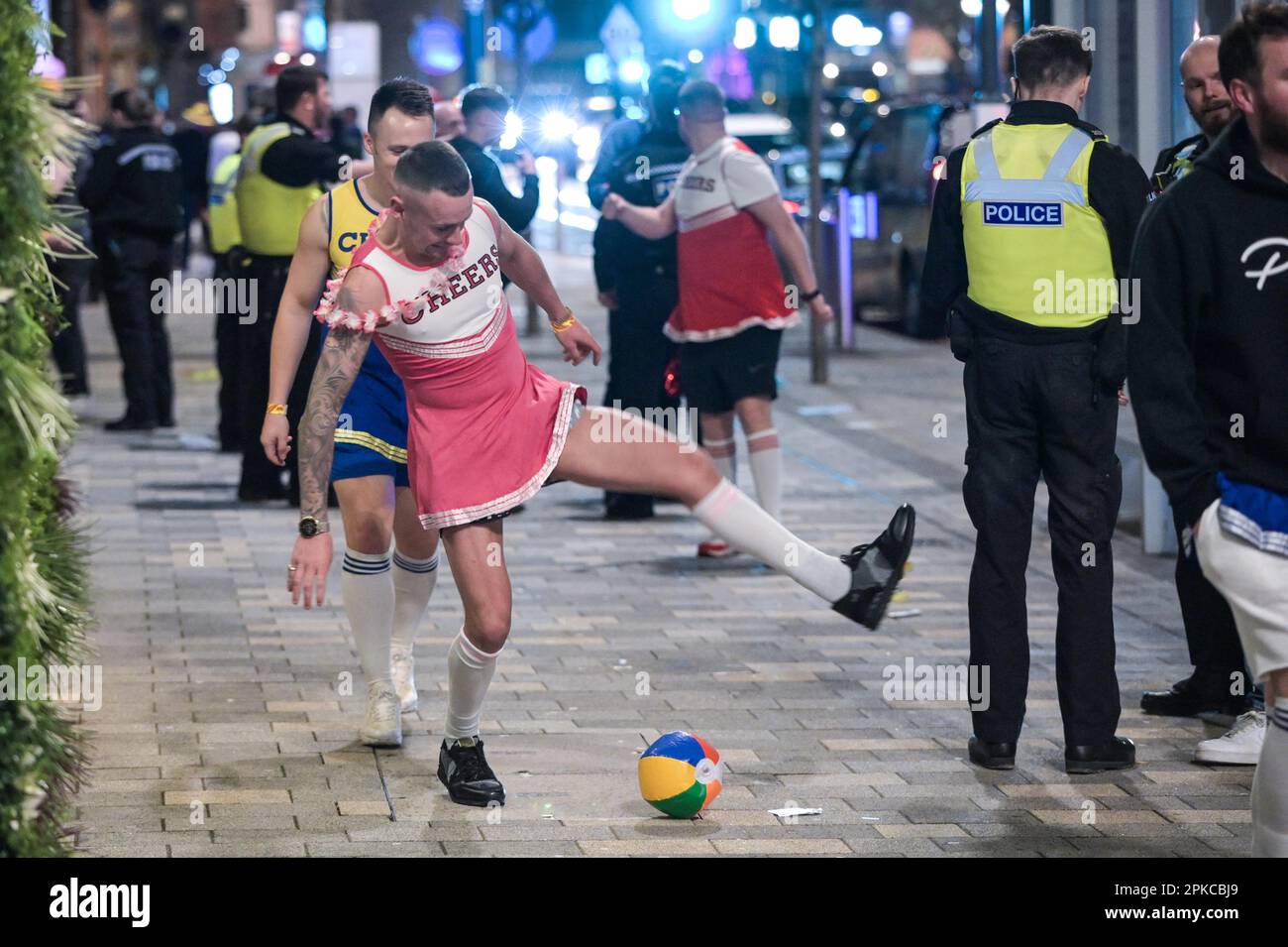 Broad Street, Birmingham, 7 aprile 2023 - la polizia scende su Broad Street a Birmingham dopo un incidente su larga scala che ha legato agenti da tutta la città con molti ammanettati e ha portato ad aspettare furgoni della prigione. Non si sa perché l'incidente sia avvenuto, ma un uomo è stato controllato dai paramedici. Altri ospiti, alcuni indossavano abiti eleganti, hanno apprezzato l'inizio del giorno festivo di Pasqua, il giovedì sera come il venerdì sera. Credito: Interrompi stampa Media/Alamy Live News Foto Stock