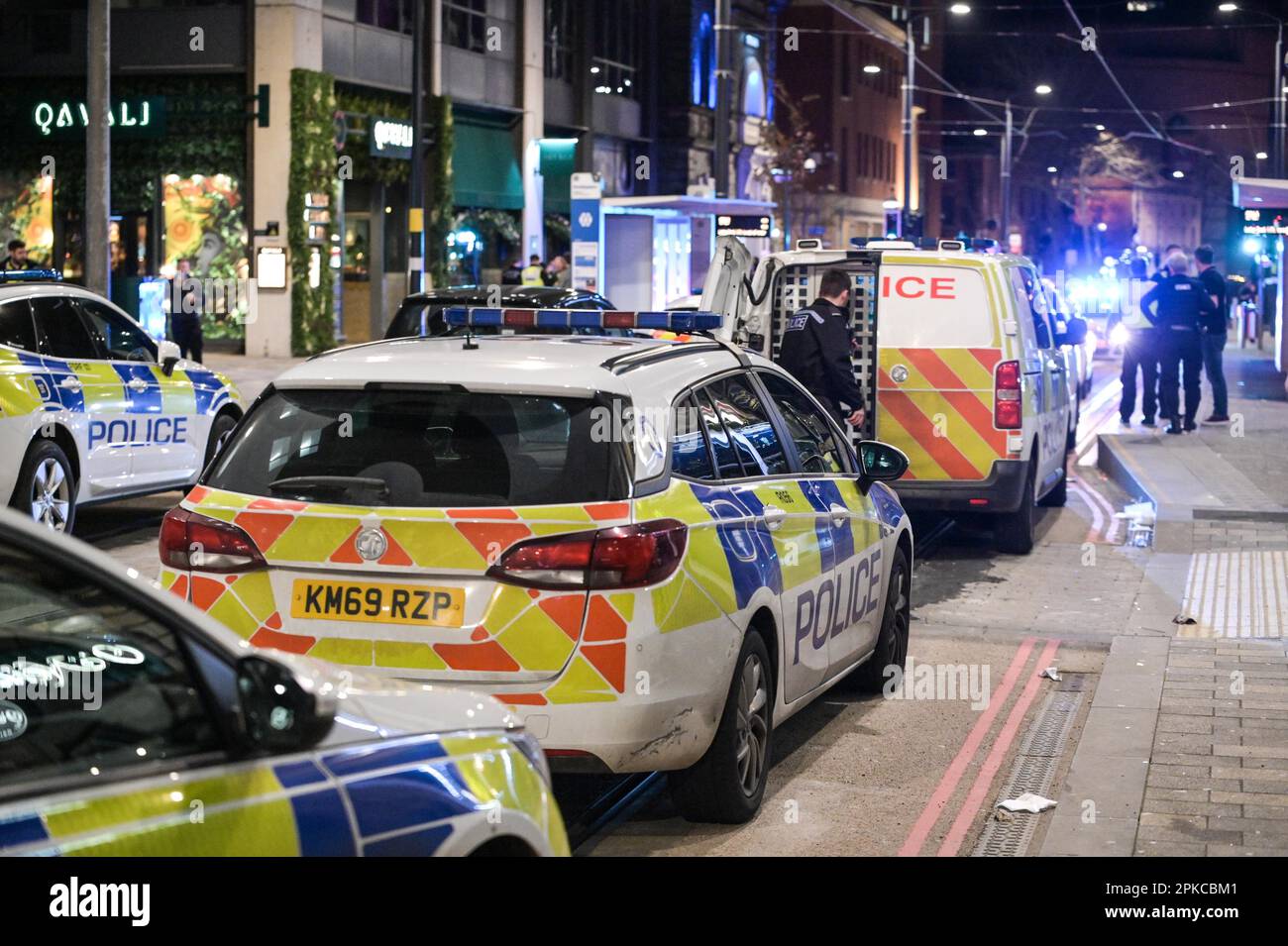 Broad Street, Birmingham, 7 aprile 2023 - la polizia scende su Broad Street a Birmingham dopo un incidente su larga scala che ha legato agenti da tutta la città con molti ammanettati e ha portato ad aspettare furgoni della prigione. Non si sa perché l'incidente sia avvenuto, ma un uomo è stato controllato dai paramedici. Altri ospiti, alcuni indossavano abiti eleganti, hanno apprezzato l'inizio del giorno festivo di Pasqua, il giovedì sera come il venerdì sera. Credito: Interrompi stampa Media/Alamy Live News Foto Stock