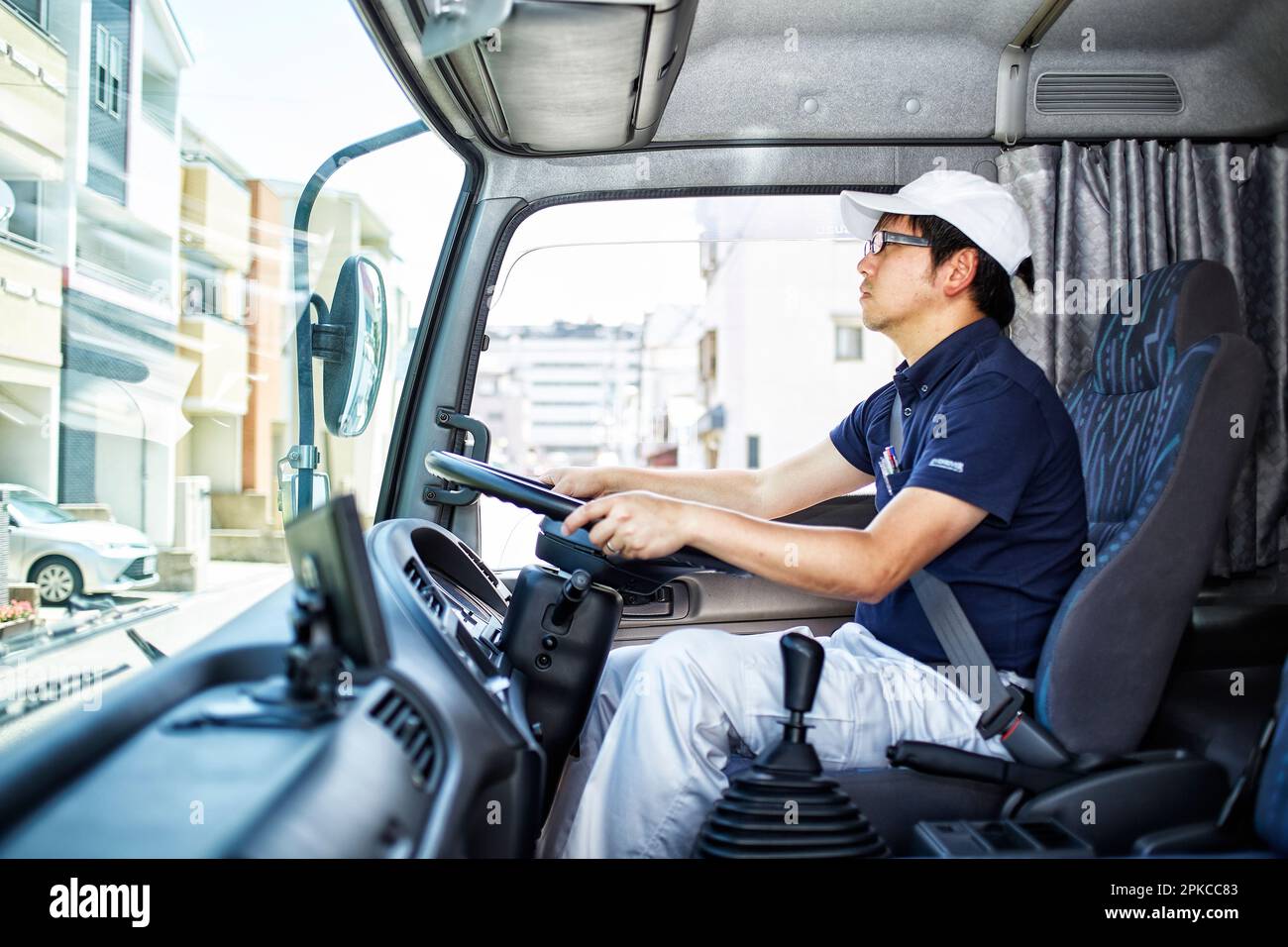 Uomo che guida un camion di grandi dimensioni Foto Stock