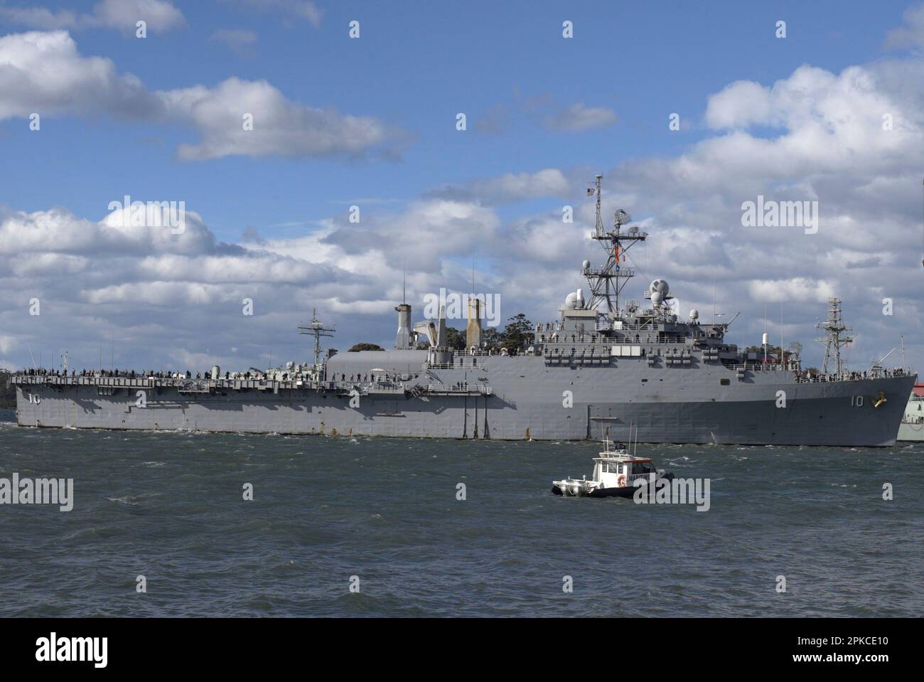 Una delle quattro navi della Marina degli Stati Uniti che accompagnarono la portaerei USS Kitty Hawk di 46 anni, di prossima disattivazione, mentre si trovava a Sydney Harbour come parte di un soggiorno di una settimana che si è concluso il 11 luglio 2007. Sydney, Australia. 11.07.07. Foto Stock