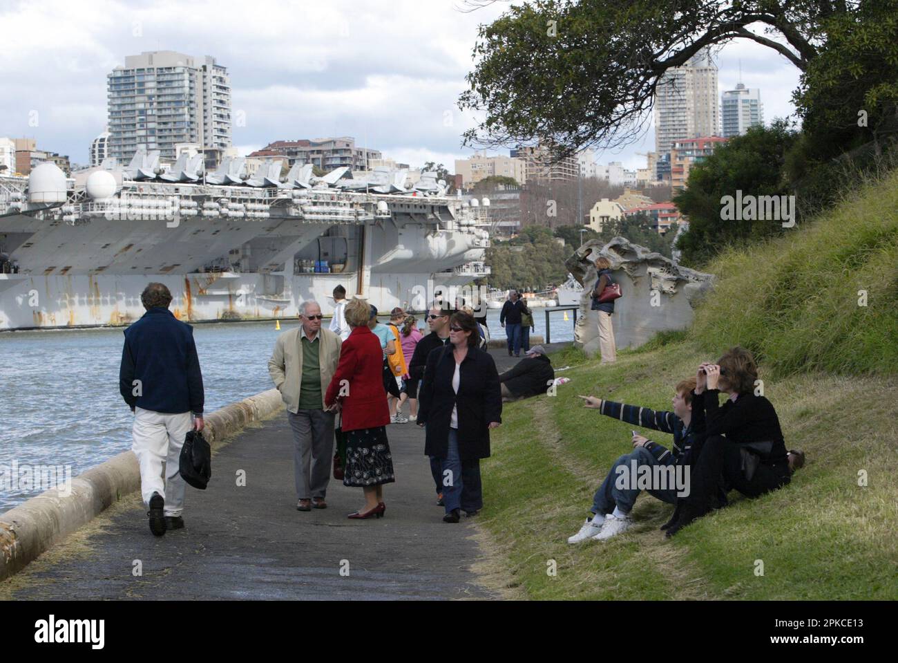 La portaerei US Kitty Hawk, di 46 anni di prossima disattivazione, è stata attraccata nella base navale di Garden Island a Woolloomooloo Bay sul porto di Sydney come parte di un soggiorno di una settimana. L’equipaggio di 5000 persone del super vettore, accompagnato da altre quattro navi della marina statunitense, ha iniettato circa $5 milioni di dollari australiani nell’economia locale durante il suo soggiorno di una settimana che si è concluso il 11 luglio 2007. Sydney, Australia. 11.07.07. Foto Stock