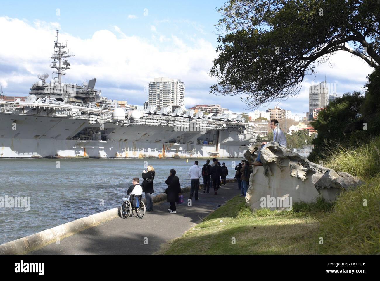 La portaerei US Kitty Hawk, di 46 anni di prossima disattivazione, è stata attraccata nella base navale di Garden Island a Woolloomooloo Bay sul porto di Sydney come parte di un soggiorno di una settimana. L’equipaggio di 5000 persone del super vettore, accompagnato da altre quattro navi della marina statunitense, ha iniettato circa $5 milioni di dollari australiani nell’economia locale durante il suo soggiorno di una settimana che si è concluso il 11 luglio 2007. Sydney, Australia. 11.07.07. Foto Stock