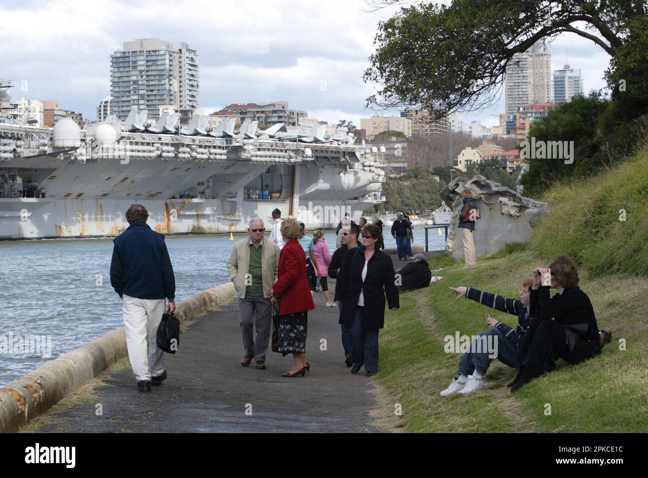 La portaerei US Kitty Hawk, di 46 anni di prossima disattivazione, è stata attraccata nella base navale di Garden Island a Woolloomooloo Bay sul porto di Sydney come parte di un soggiorno di una settimana. L’equipaggio di 5000 persone del super vettore, accompagnato da altre quattro navi della marina statunitense, ha iniettato circa $5 milioni di dollari australiani nell’economia locale durante il suo soggiorno di una settimana che si è concluso il 11 luglio 2007. Sydney, Australia. 11.07.07. Foto Stock