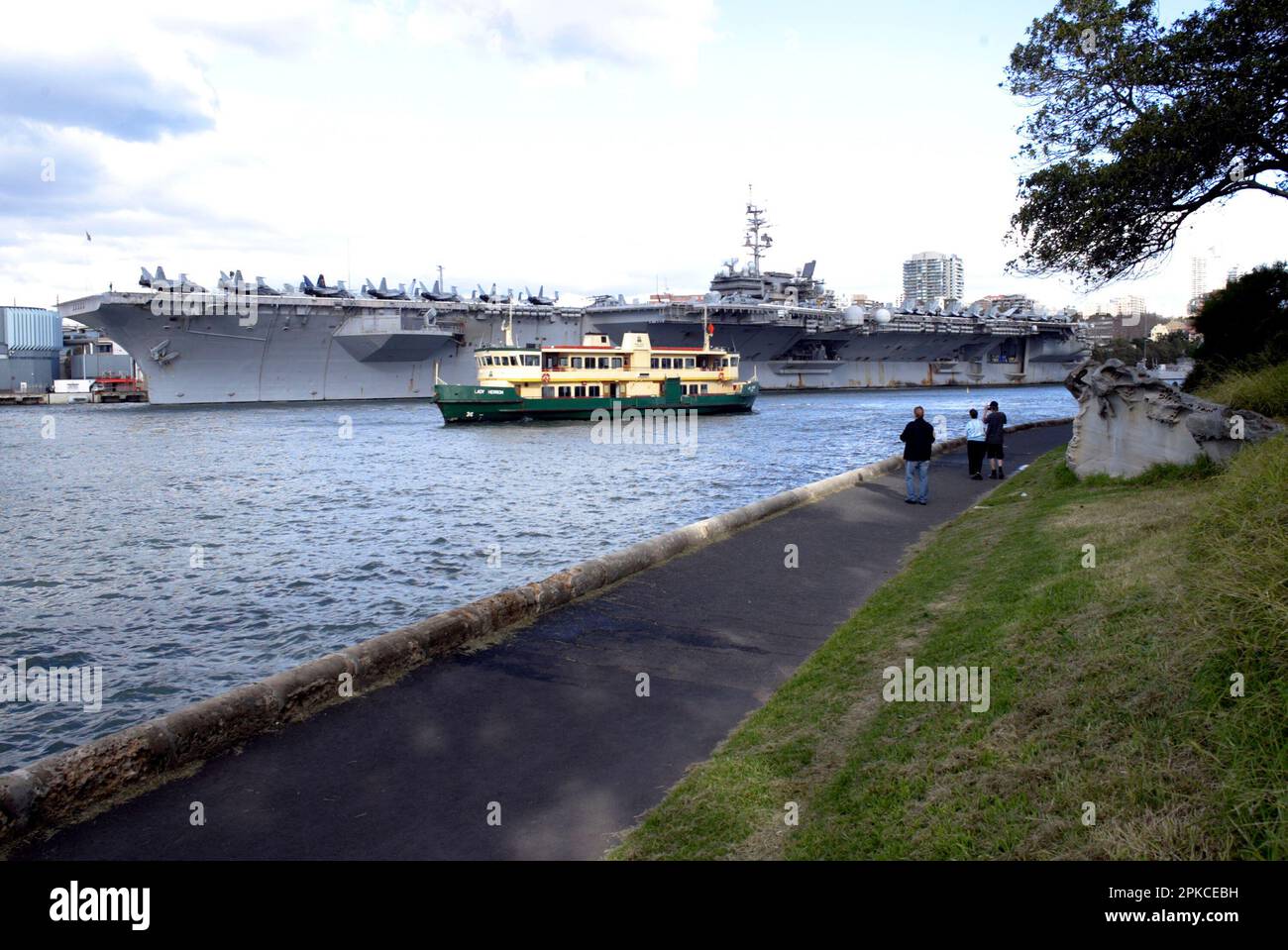 La portaerei US Kitty Hawk, di 46 anni di prossima disattivazione, è stata attraccata nella base navale di Garden Island a Woolloomooloo Bay sul porto di Sydney come parte di un soggiorno di una settimana. L’equipaggio di 5000 persone del super vettore, accompagnato da altre quattro navi della marina statunitense, ha iniettato circa $5 milioni di dollari australiani nell’economia locale durante il suo soggiorno di una settimana che si è concluso il 11 luglio 2007. Sydney, Australia. 11.07.07. Foto Stock