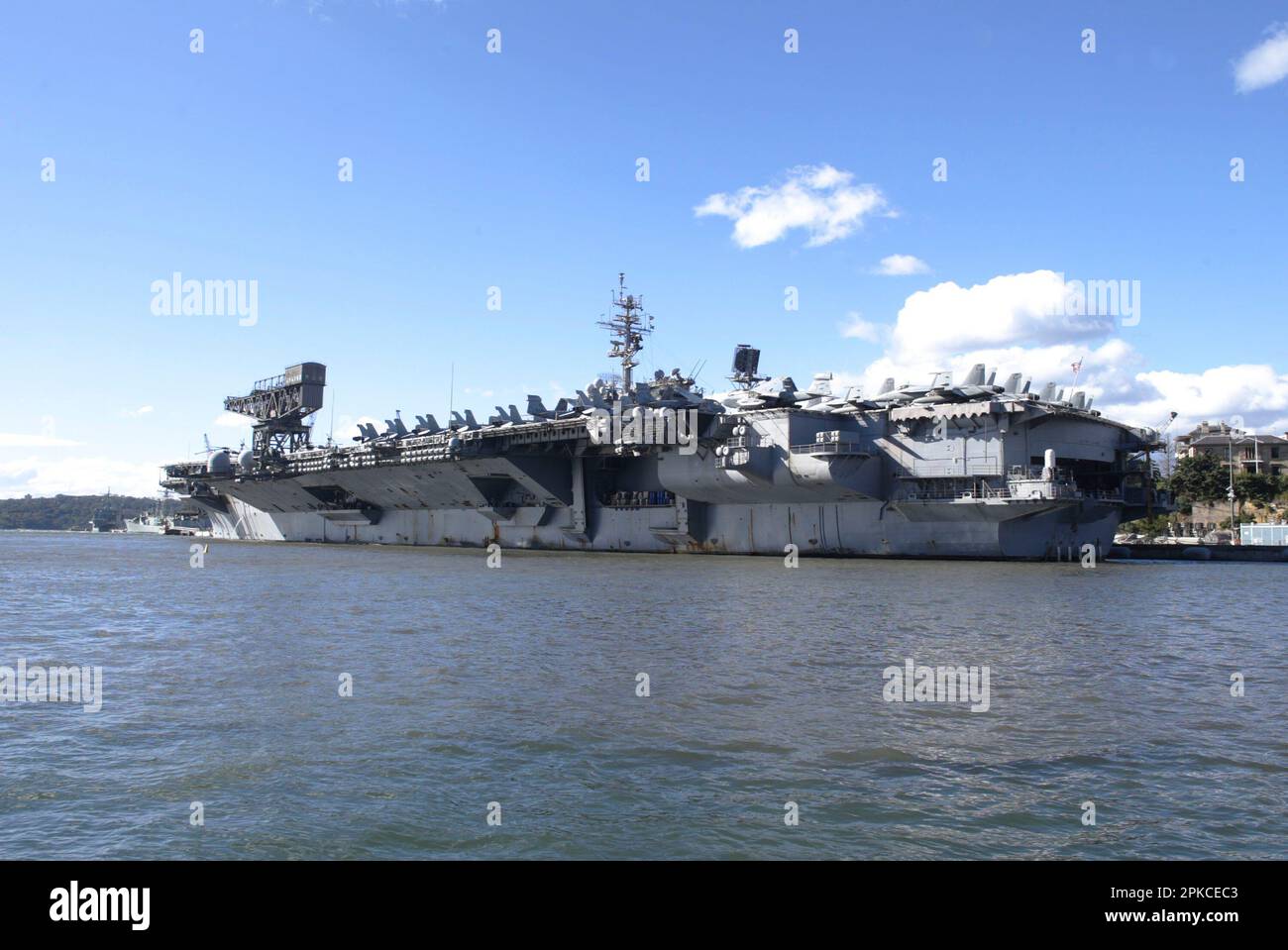 La portaerei US Kitty Hawk, di 46 anni di prossima disattivazione, è stata attraccata nella base navale di Garden Island a Woolloomooloo Bay sul porto di Sydney come parte di un soggiorno di una settimana. L’equipaggio di 5000 persone del super vettore, accompagnato da altre quattro navi della marina statunitense, ha iniettato circa $5 milioni di dollari australiani nell’economia locale durante il suo soggiorno di una settimana che si è concluso il 11 luglio 2007. Sydney, Australia. 11.07.07. Foto Stock