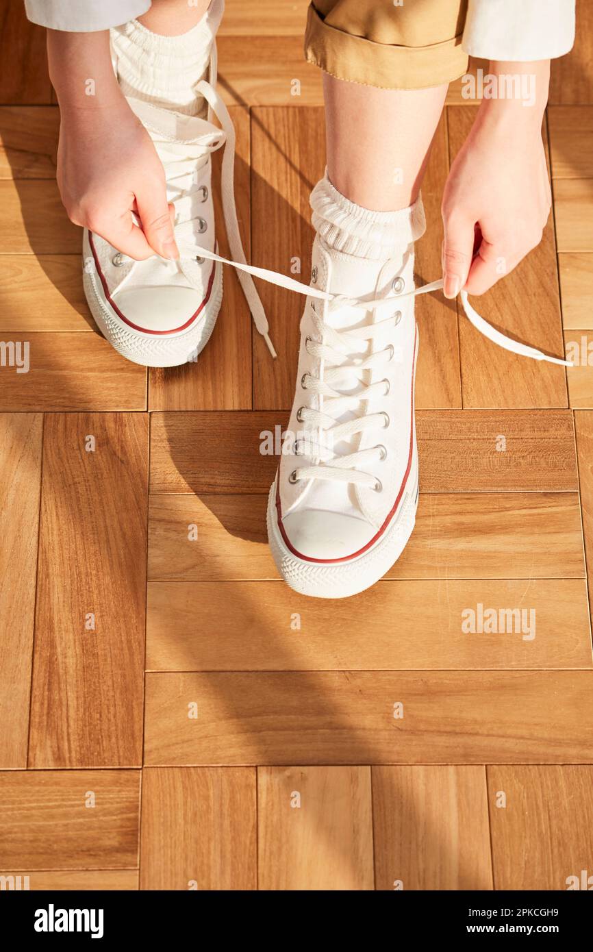 Piedi da donna con sneaker bianche Foto Stock