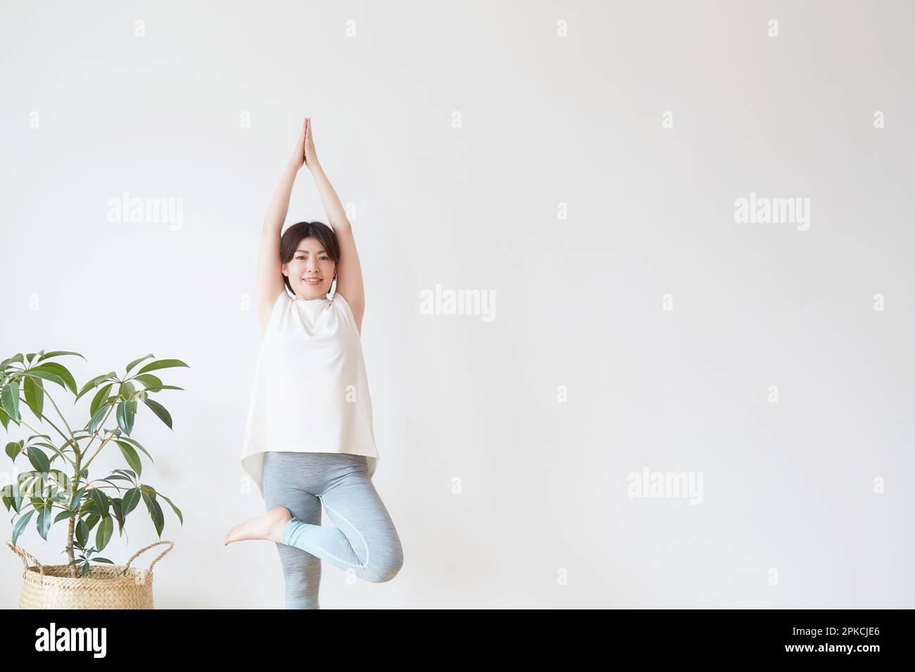 Donna che fa yoga posa in casa Foto Stock