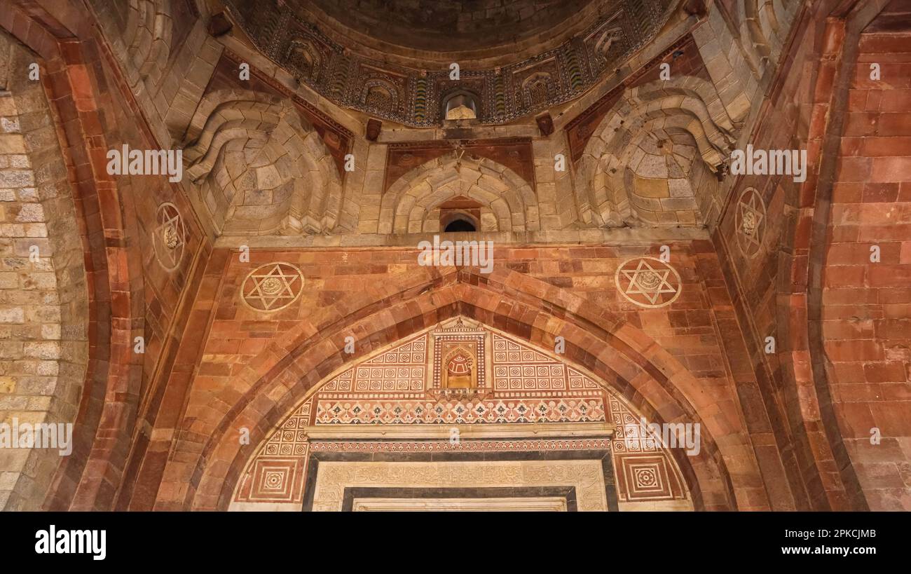 Gli splendidi interni e l'architettura della Moschea Qila-i-Kuhna di Purana Qila, il vecchio forte di nuova Delhi, costruito dagli imperatori moghul. Foto Stock