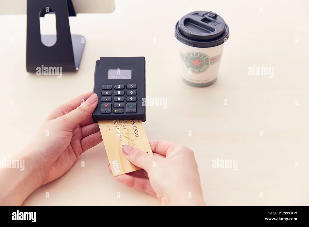 Inserimento di una carta di credito in un terminale di pagamento senza contanti Foto Stock