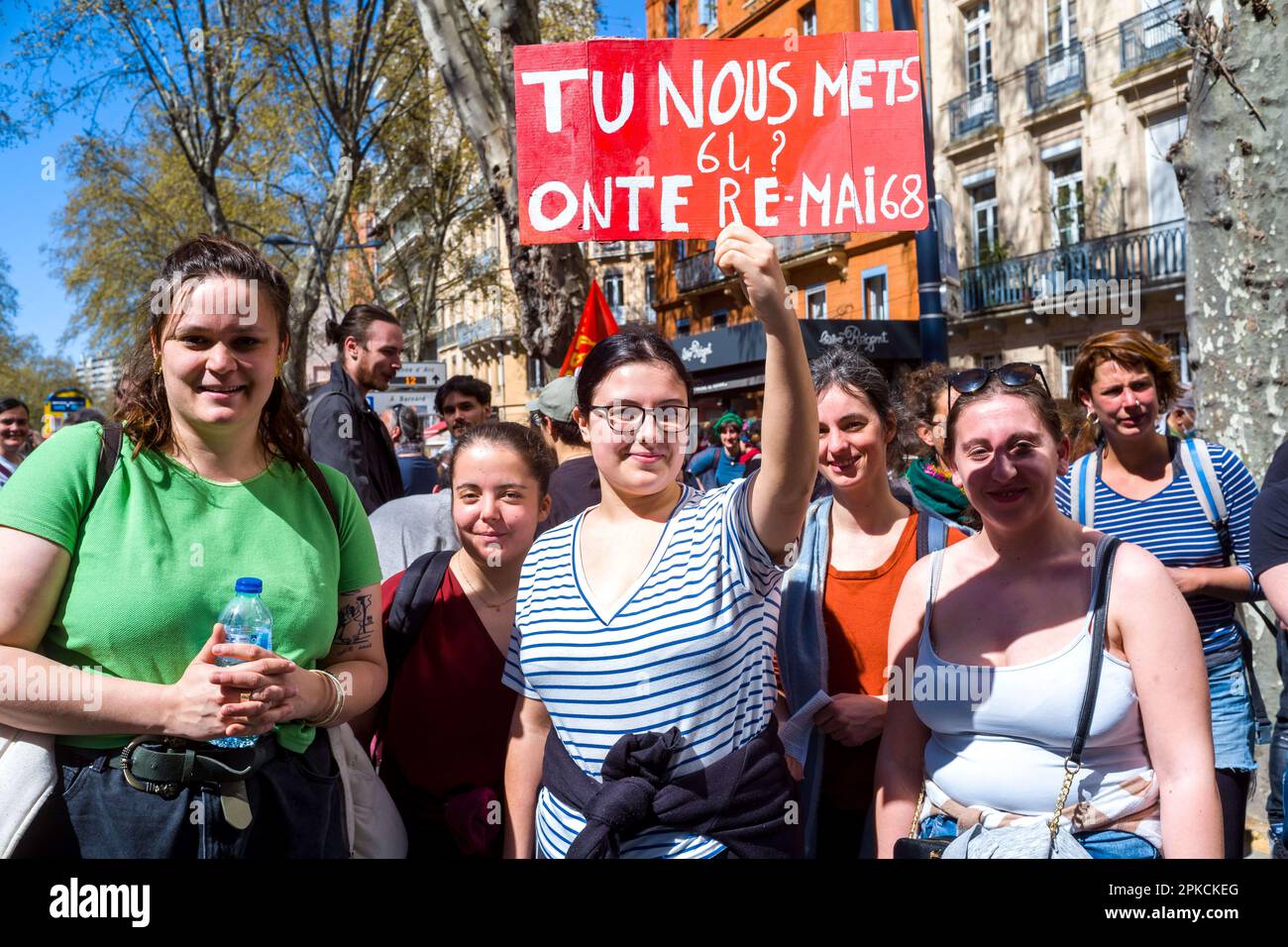 Tolosa, Francia. 06th Apr, 2023. Giovani donne in processione un poster rosso, ci hai messo 64? Noi Re-mai 68. 11th° giorno di mobilitazione contro la riforma delle pensioni e contro l'uso di 49,3 da parte di Elisabeth Borne, primo ministro del governo di Emmanuel Macron. Francia, Tolosa il 6 aprile 2023. Foto di Patricia Huchot-Boissier/ABACAPRESS.COM Credit: Abaca Press/Alamy Live News Foto Stock