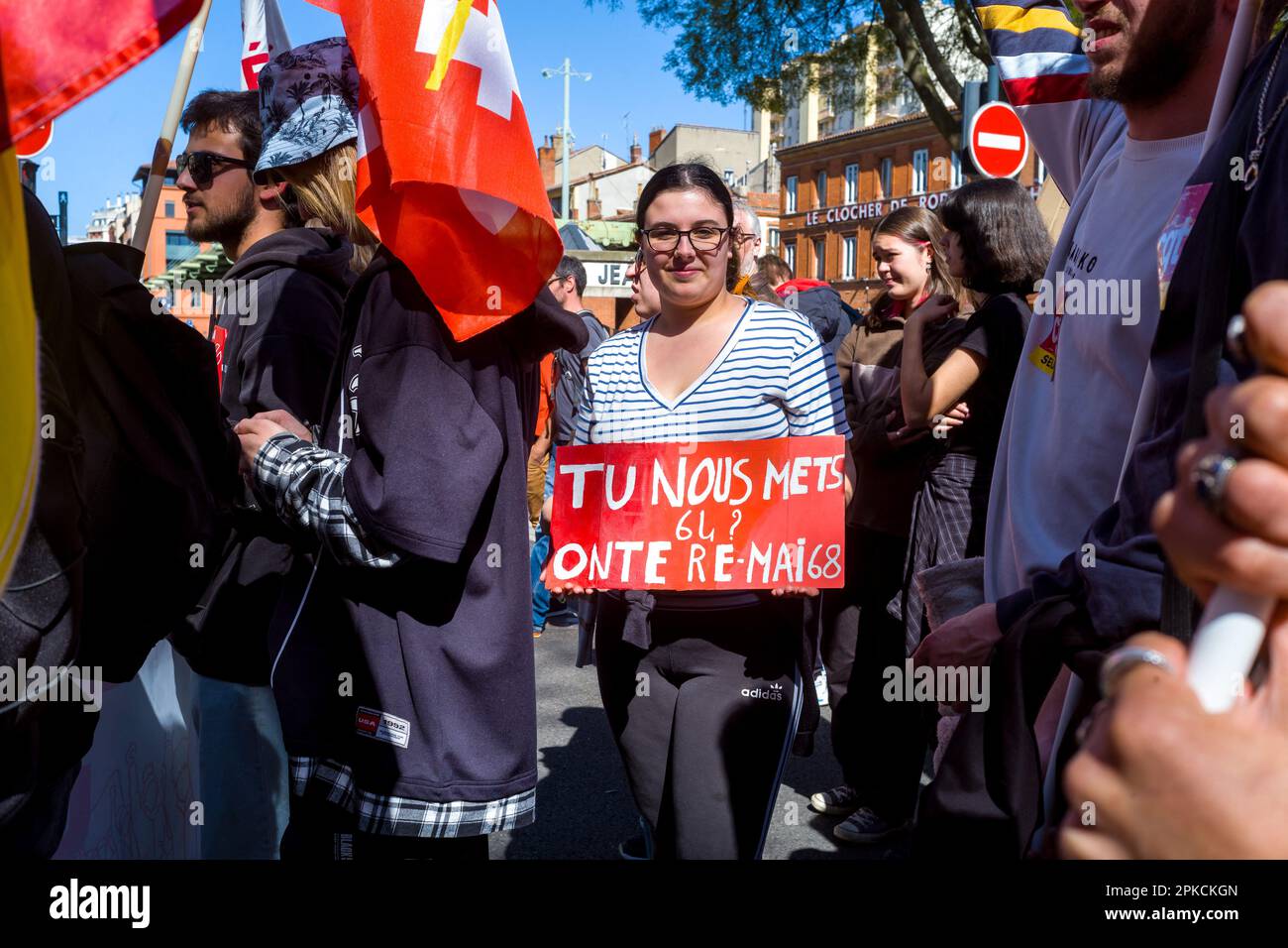 Tolosa, Francia. 06th Apr, 2023. Una giovane donna in processione giovane un poster rosso, ci hai messo 64? Noi Re-mai 68. 11th° giorno di mobilitazione contro la riforma delle pensioni e contro l'uso di 49,3 da parte di Elisabeth Borne, primo ministro del governo di Emmanuel Macron. Francia, Tolosa il 6 aprile 2023. Foto di Patricia Huchot-Boissier/ABACAPRESS.COM Credit: Abaca Press/Alamy Live News Foto Stock