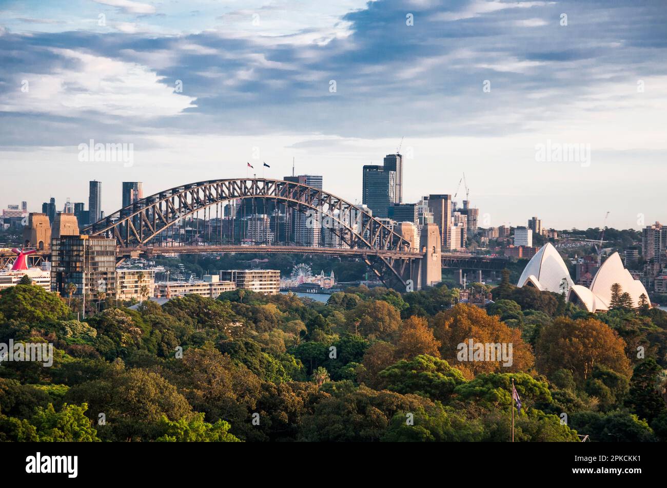 Sydney Opera House e Harbour Bridge visto oltre il Royal Botanic Garden, New South Wales, Australia Foto Stock