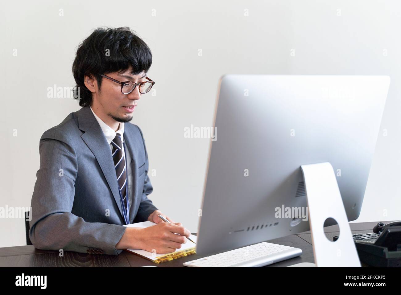 Intervistatore maschio che conduce un'intervista in linea su un calcolatore Foto Stock
