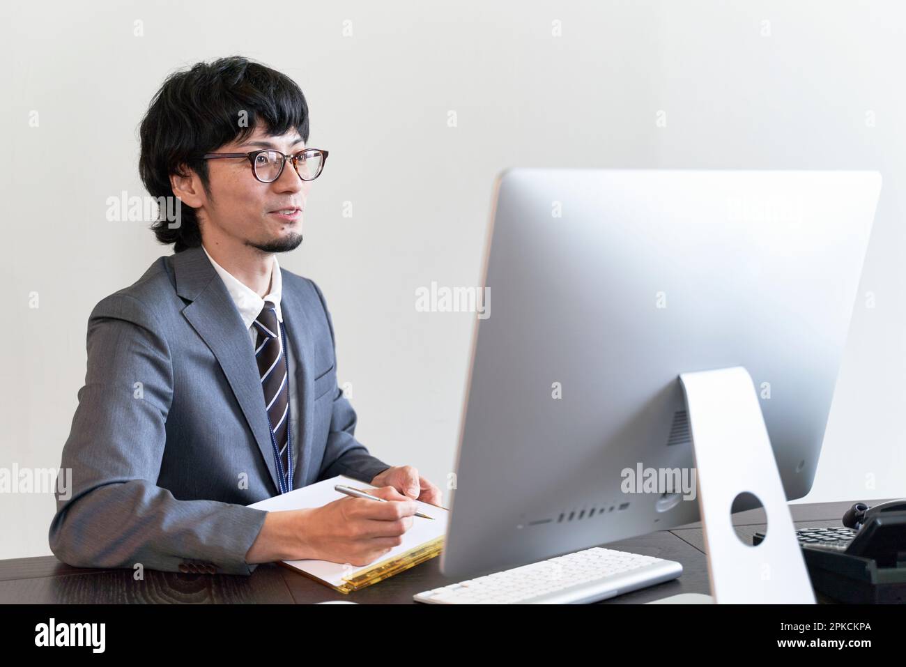 Intervistatore maschio che conduce un'intervista in linea su un calcolatore Foto Stock